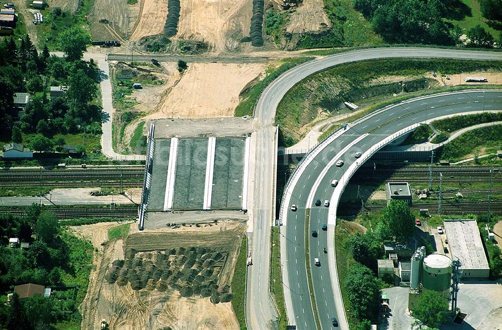 Luftaufnahme Schönefeld - Bau der neuen Stadtautobahnbrücke am S- und Fernbahnhof