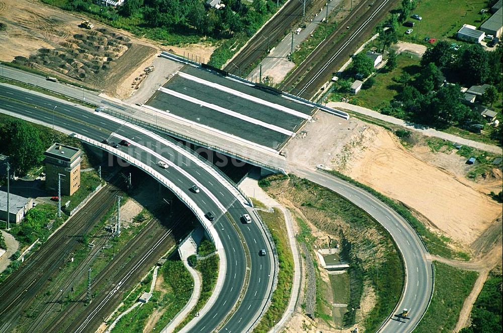 Schönefeld aus der Vogelperspektive: Bau der neuen Stadtautobahnbrücke am S- und Fernbahnhof