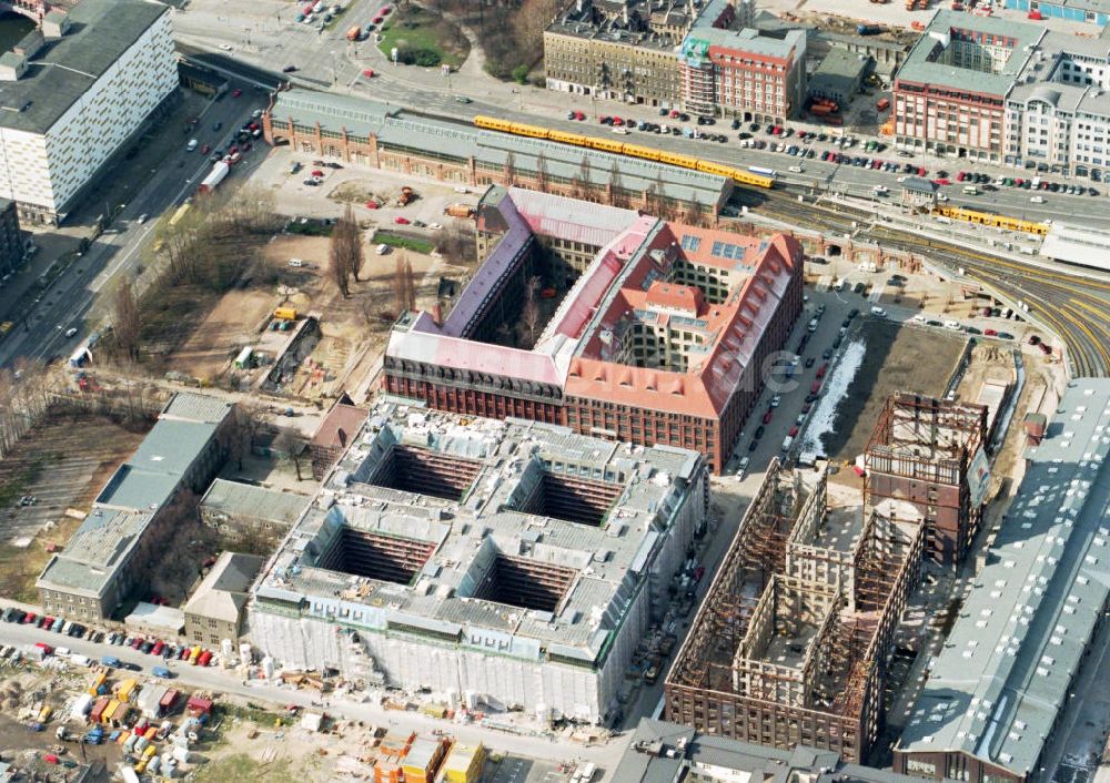 Luftaufnahme Berlin - Friedrichshain - Bau der Oberbaum-City am S-Bahnhof Warschauer Straße.