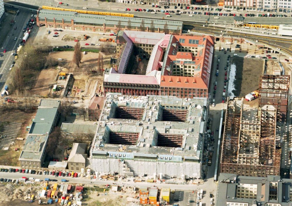 Berlin - Friedrichshain aus der Vogelperspektive: Bau der Oberbaum-City am S-Bahnhof Warschauer Straße.