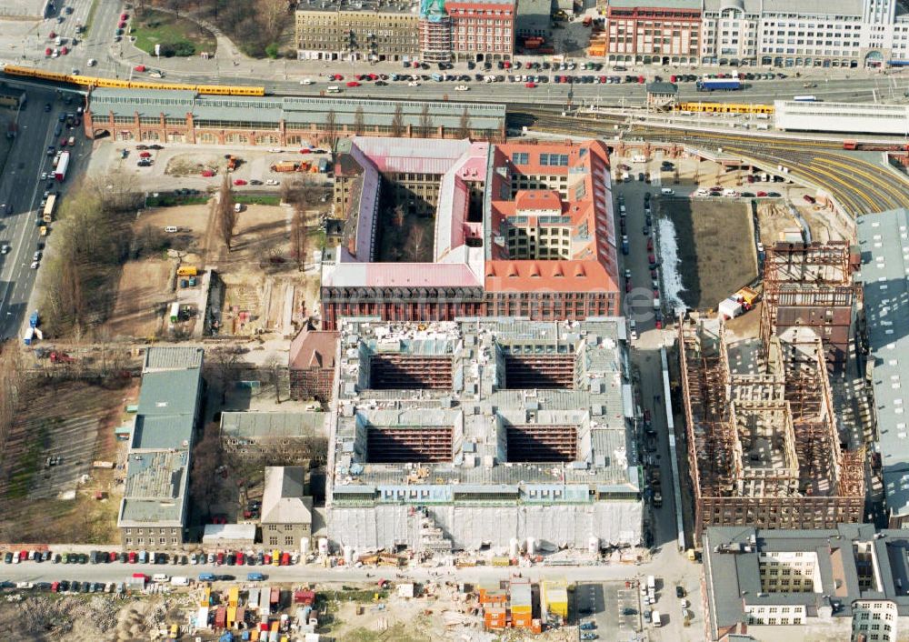 Luftbild Berlin - Friedrichshain - Bau der Oberbaum-City am S-Bahnhof Warschauer Straße.