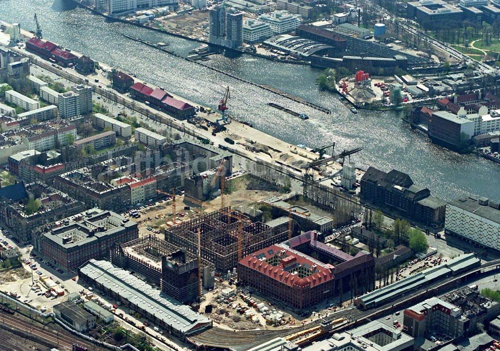 Berlin - Friedrichshain aus der Vogelperspektive: Bau der Oberbaum-City - ehem. NARVA-Gelände an der Warschauer Straße in Berlin - Friedrichshain.