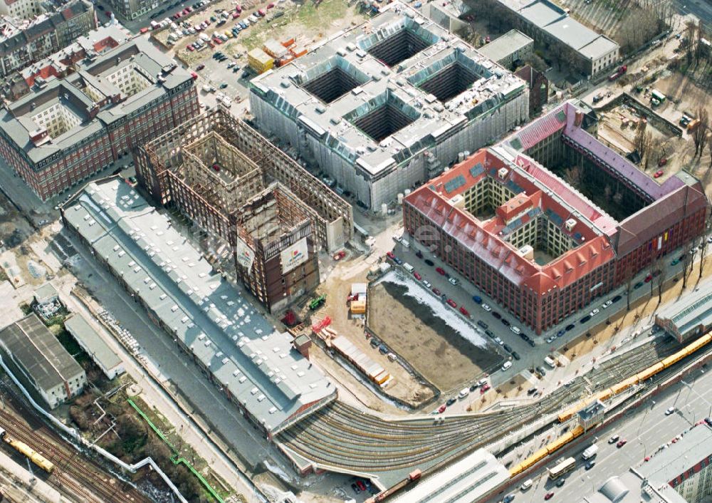 Berlin - Friedrichshain von oben - Bau der Oberbaumcity am S-Bhf. Warschauer Straße.