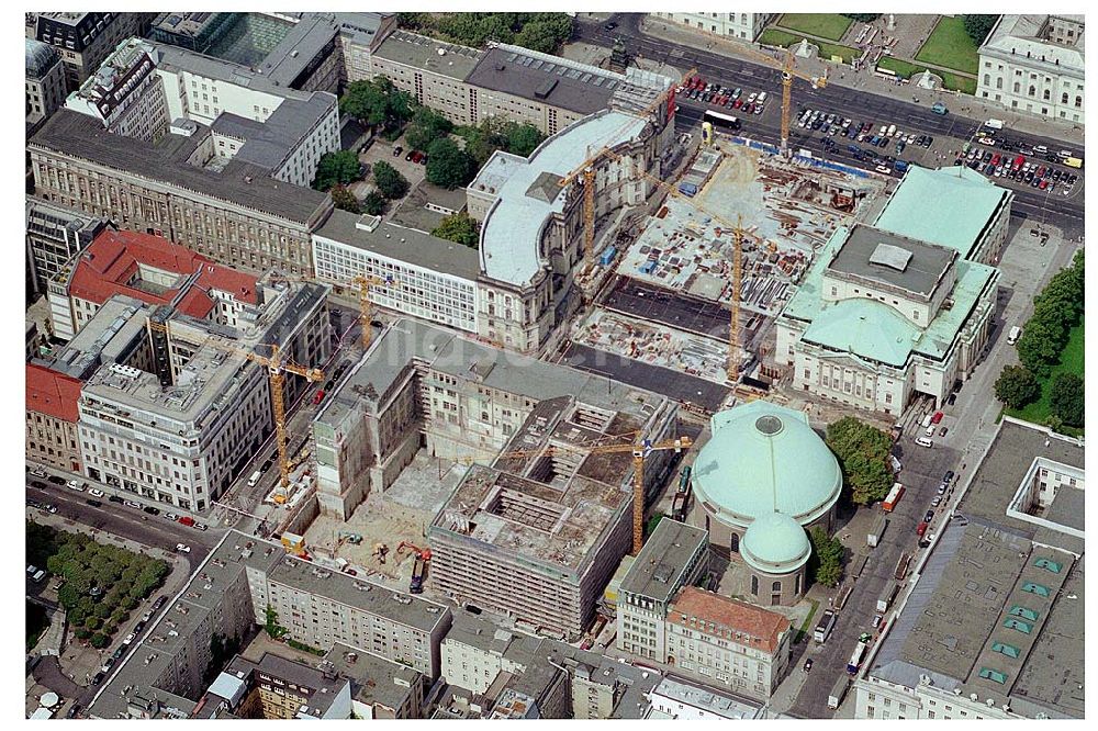 Luftbild Berlin - Bau eines Parkhauses unter dem Bebelplatz, sowie Neubau eines Hotels an der Französischen Straße in Berlin - Mitte