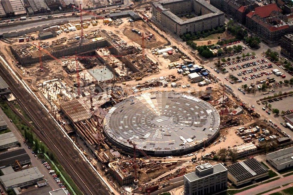 Berlin von oben - Bau der Radsporthalle an der Landsberger Allee