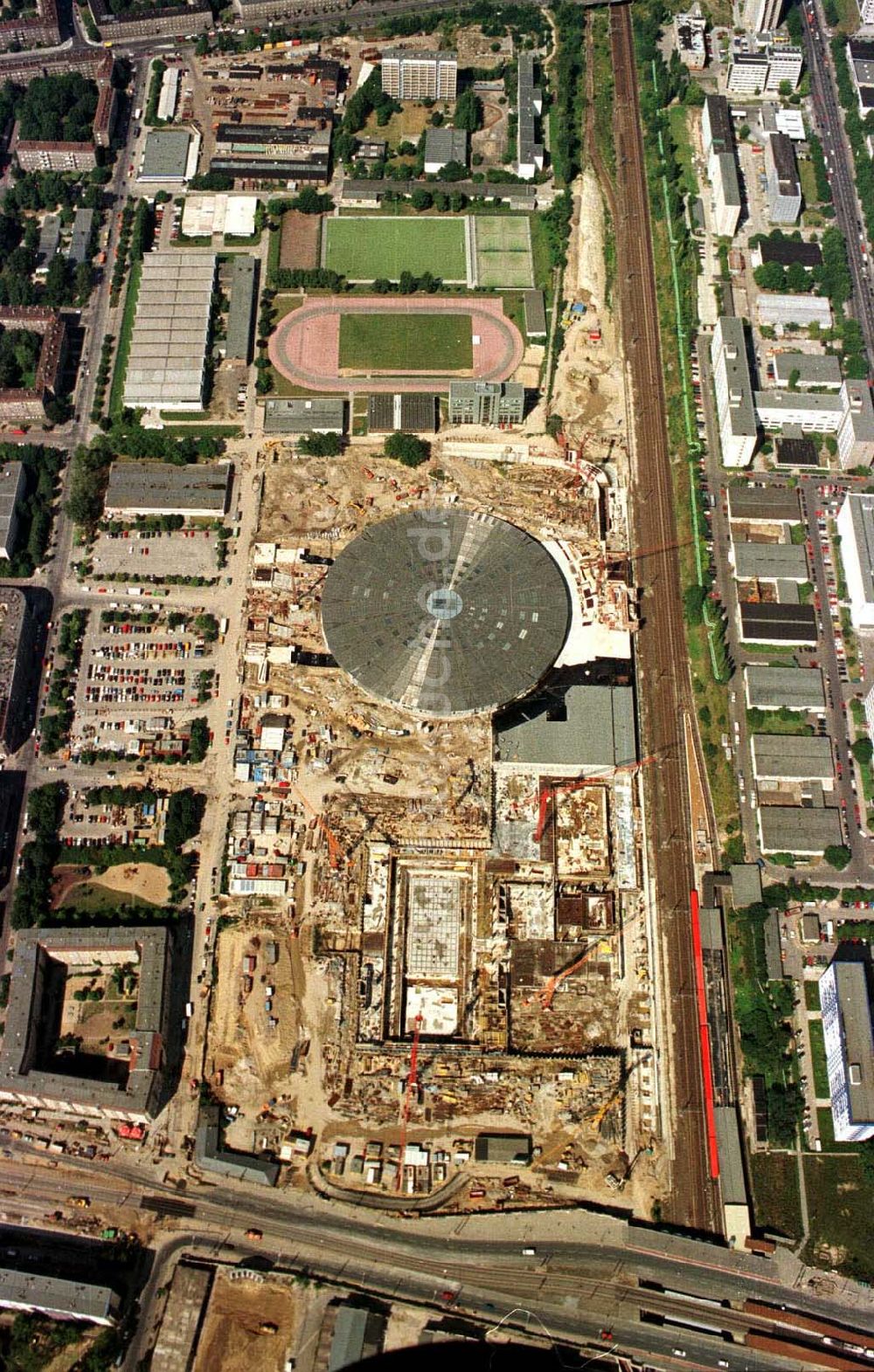 Berlin aus der Vogelperspektive: Bau Radsporthalle Landsberger Allee