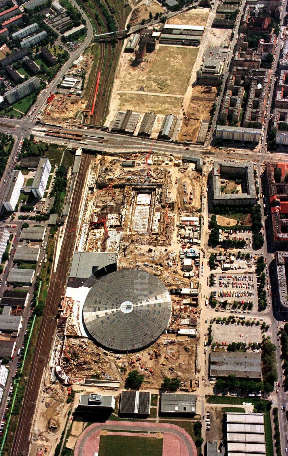 Luftbild Berlin - Bau Radsporthalle Landsberger Allee