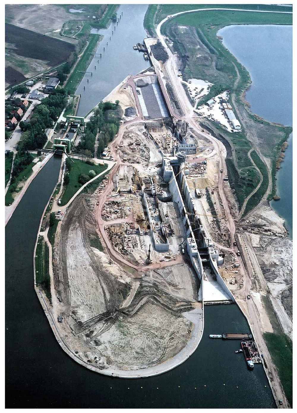 Rothensee von oben - Bau der Schleuse Rothensee am Schiffshebewerk Rotrhensee am Wasserstraßenkreuz Magdeburg.