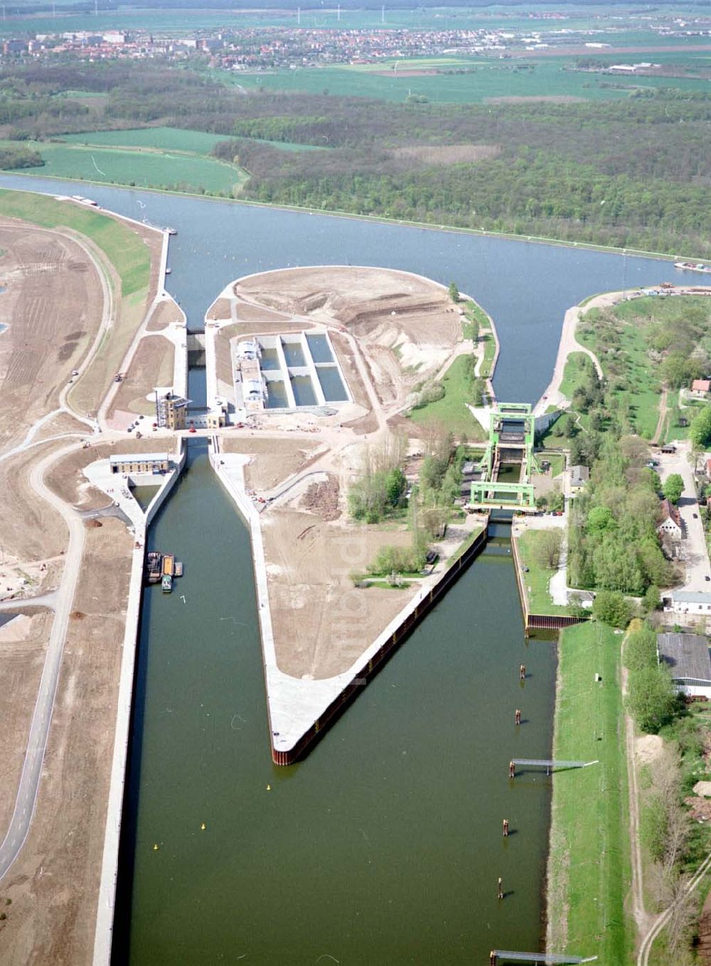 Rothensee von oben - Bau der Schleuse Rothensee am Schiffshebewerk Rotrhensee am Wasserstraßenkreuz Magdeburg.