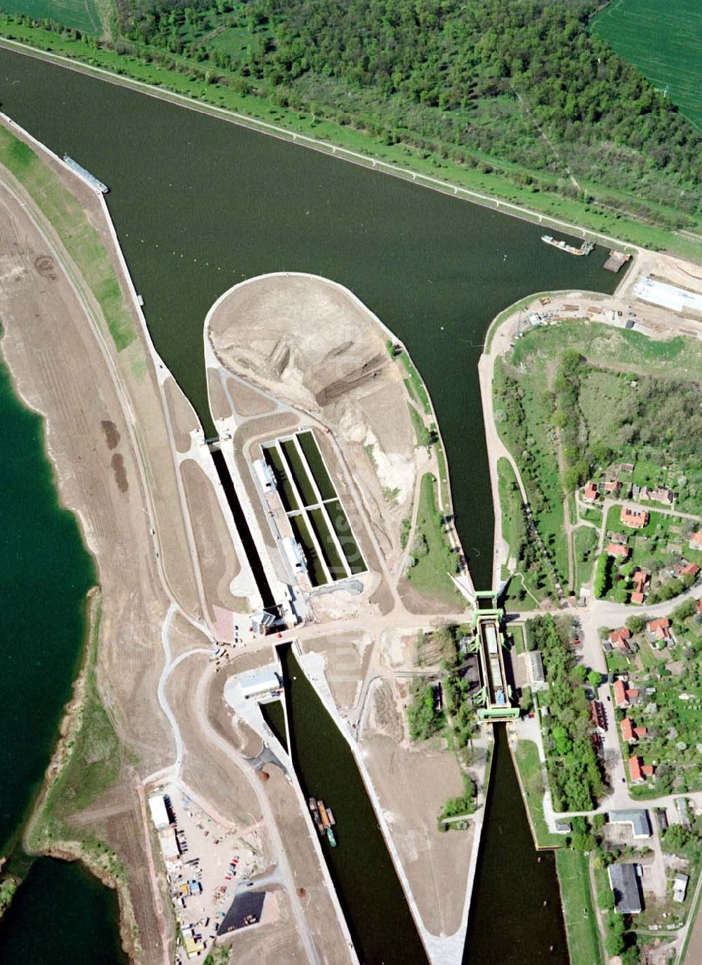 Luftaufnahme Rothensee - Bau der Schleuse Rothensee am Schiffshebewerk Rotrhensee am Wasserstraßenkreuz Magdeburg.