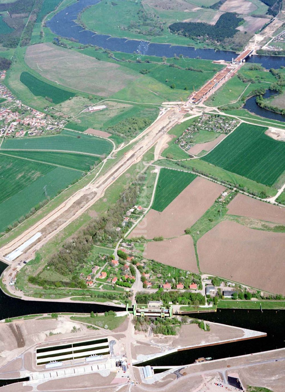 Rothensee von oben - Bau der Schleuse Rothensee am Schiffshebewerk Rotrhensee am Wasserstraßenkreuz Magdeburg.