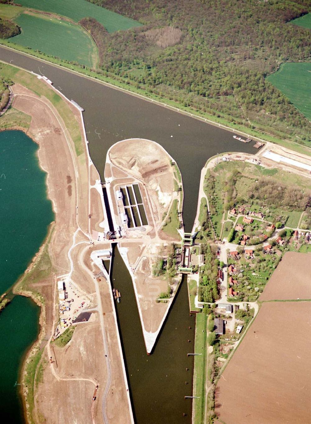 Luftaufnahme Rothensee - Bau der Schleuse Rothensee am Schiffshebewerk Rotrhensee am Wasserstraßenkreuz Magdeburg.