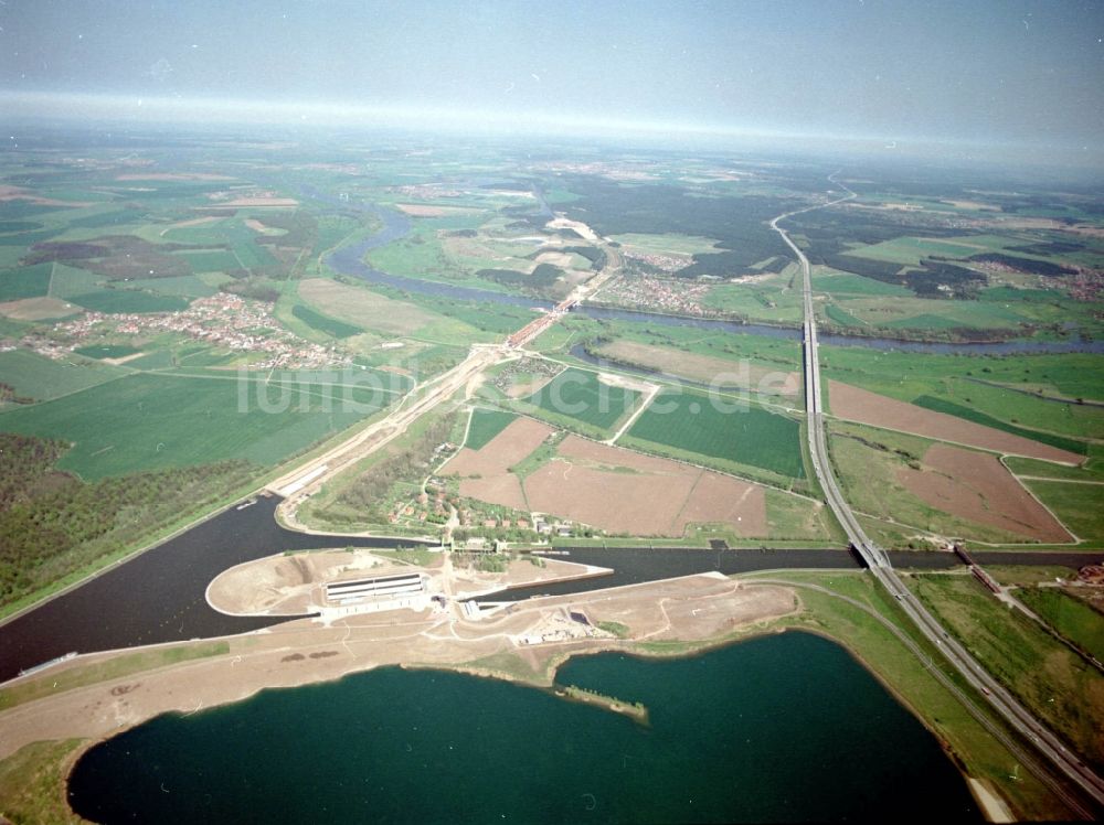 Rothensee von oben - Bau der Schleuse Rothensee am Schiffshebewerk Rotrhensee am Wasserstraßenkreuz Magdeburg.