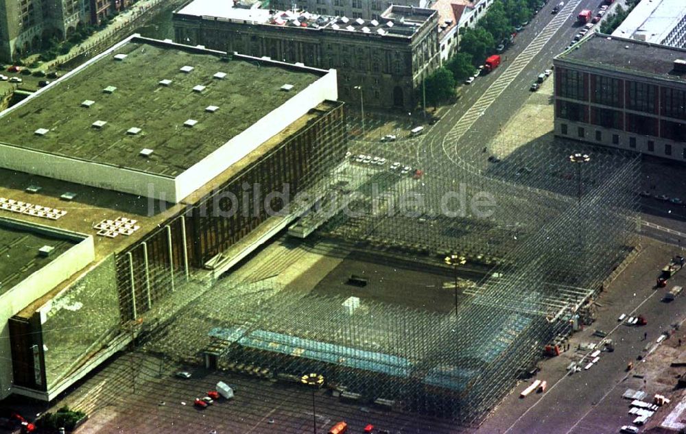 Luftbild Berlin - 01.10.94 Bau der Schlossatrappe am Palast der Republik