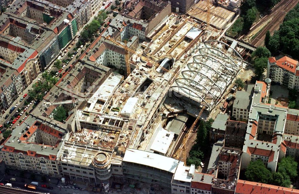 Berlin - Prenzlauer-Berg aus der Vogelperspektive: Bau des Schönhauser-Allee-Centers am U-Bhf. Schönhauser Allee in Berlin-Prenzlauer-Berg.