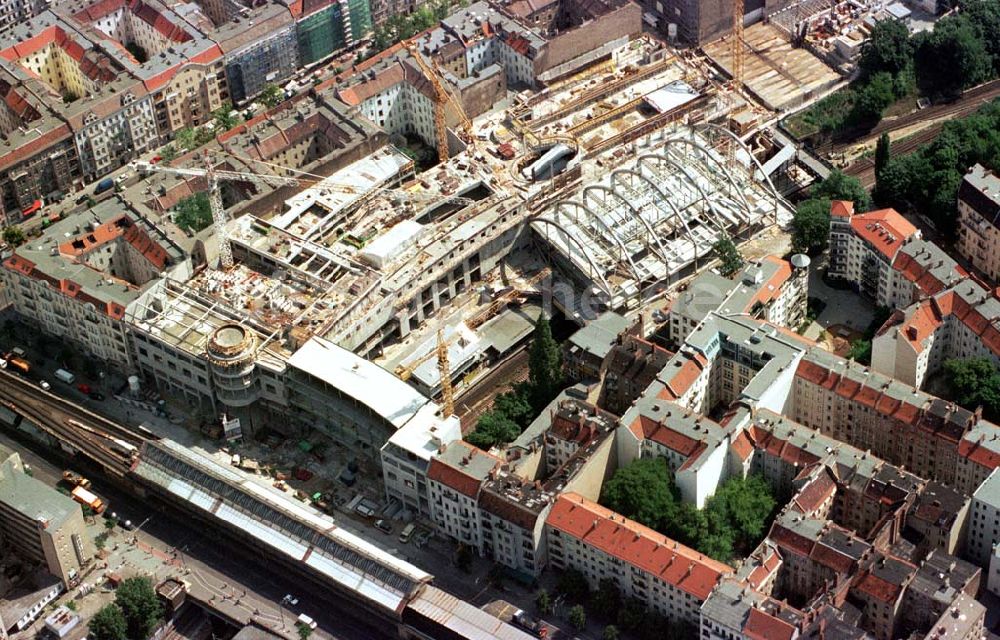 Berlin - Prenzlauer-Berg von oben - Bau des Schönhauser-Allee-Centers am U-Bhf. Schönhauser Allee in Berlin-Prenzlauer-Berg.