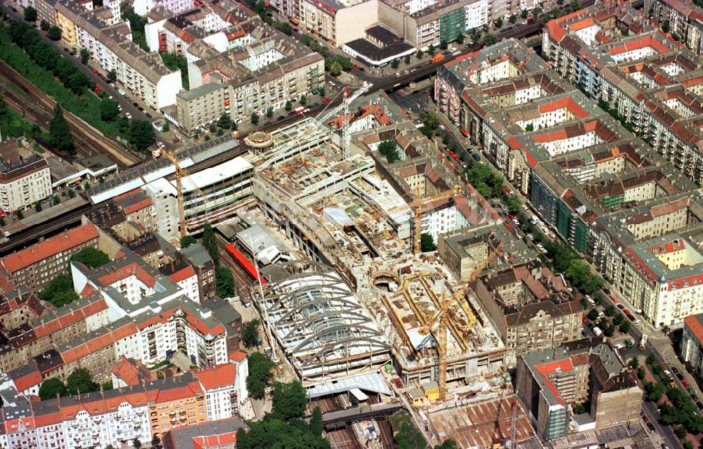 Berlin - Prenzlauer-Berg von oben - Bau des Schönhauser-Allee-Centers am U-Bhf. Schönhauser Allee in Berlin-Prenzlauer-Berg.