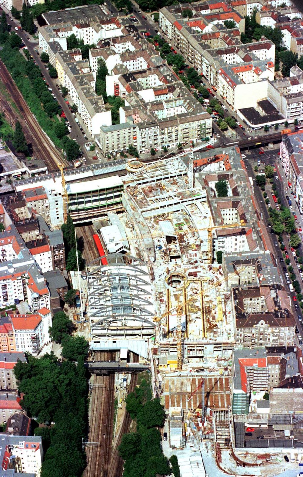 Berlin - Prenzlauer-Berg aus der Vogelperspektive: Bau des Schönhauser-Allee-Centers am U-Bhf. Schönhauser Allee in Berlin-Prenzlauer-Berg.