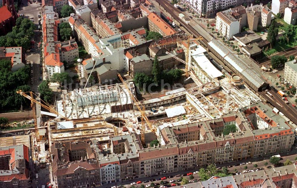 Luftaufnahme Berlin - Prenzlauer-Berg - Bau des Schönhauser-Allee-Centers am U-Bhf. Schönhauser Allee in Berlin-Prenzlauer-Berg.