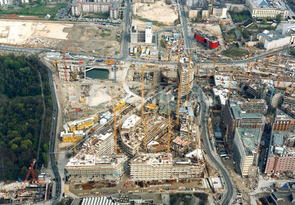 Berlin - Tiergarten aus der Vogelperspektive: Bau des SONY-Centers auf der Baustelle am Potsdamer Platz in Berlin-Tiergarten.