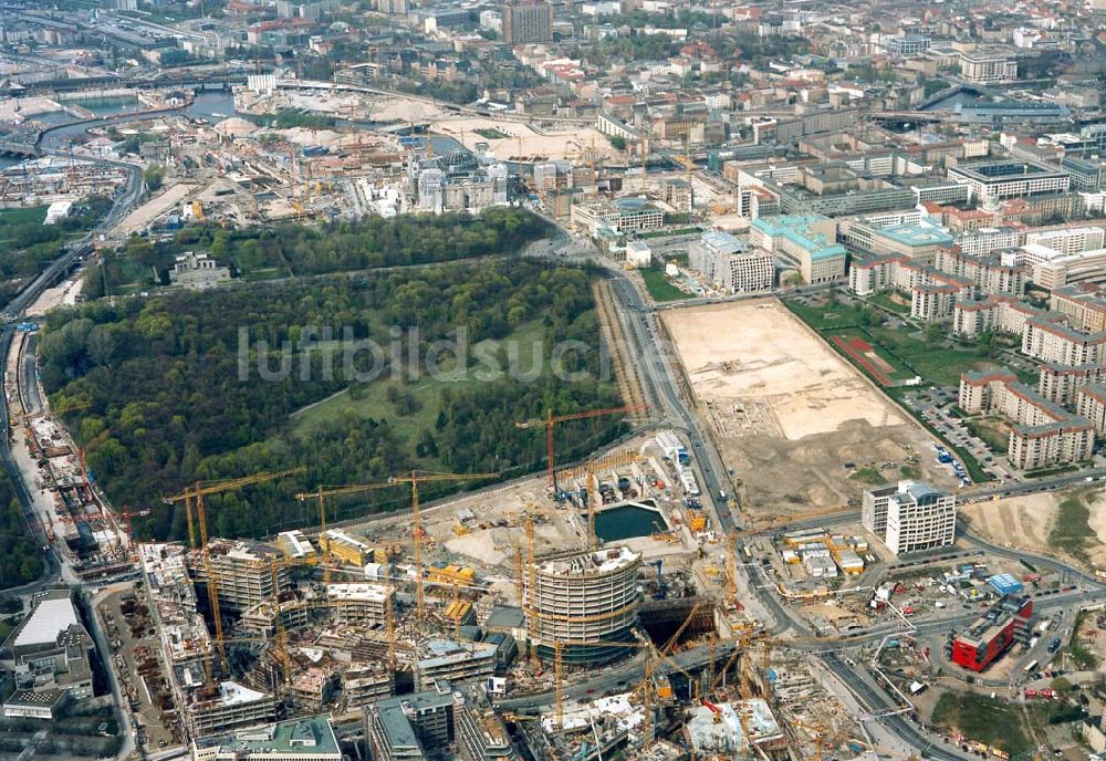 Luftbild Berlin - Tiergarten - Bau des SONY-Centers auf der Baustelle am Potsdamer Platz in Berlin-Tiergarten.