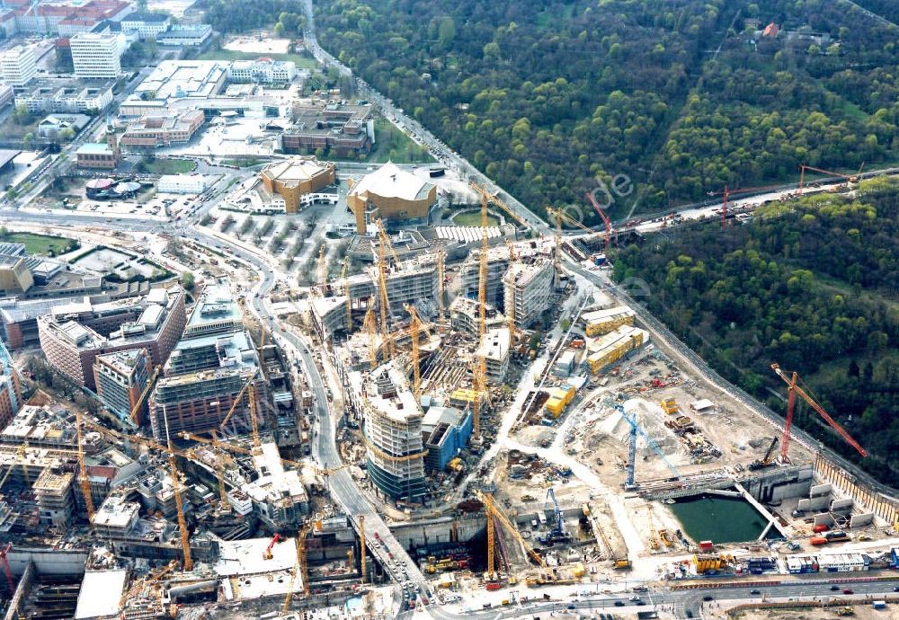 Luftaufnahme Berlin - Tiergarten - Bau des SONY-Centers auf der Baustelle am Potsdamer Platz in Berlin-Tiergarten.