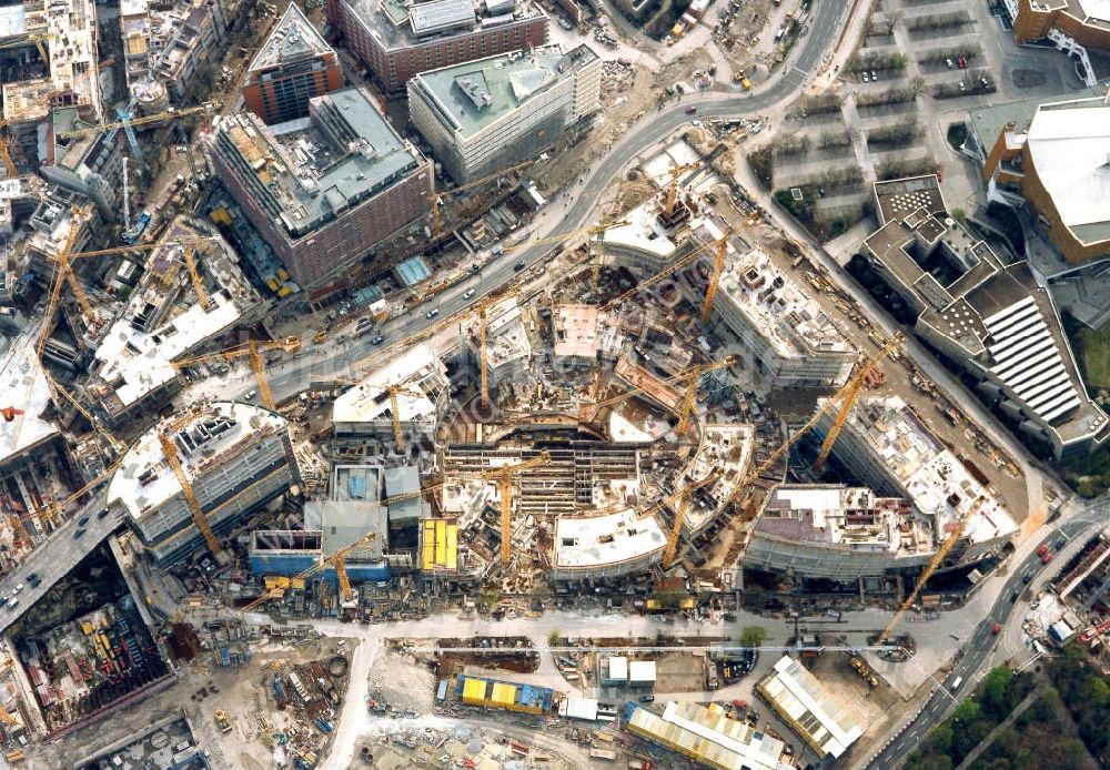 Berlin - Tiergarten von oben - Bau des SONY-Centers auf der Baustelle am Potsdamer Platz in Berlin-Tiergarten.