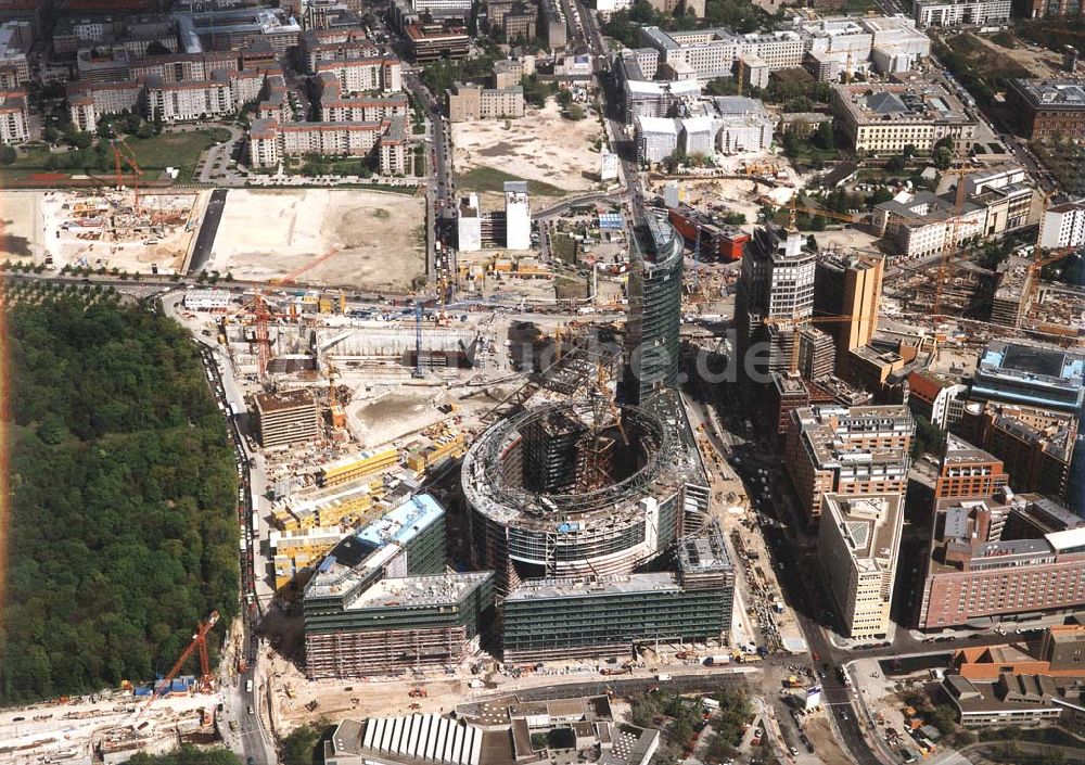 Berlin - Tiergarten von oben - Bau des SONY-Centers am Potsdamer Platz in Berlin-Tiergarten.