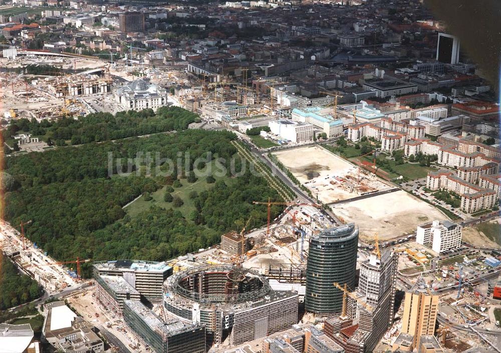 Berlin - Tiergarten aus der Vogelperspektive: Bau des SONY-Centers am Potsdamer Platz in Berlin-Tiergarten.