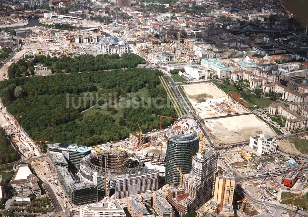 Berlin - Tiergarten von oben - Bau des SONY-Centers am Potsdamer Platz in Berlin-Tiergarten.