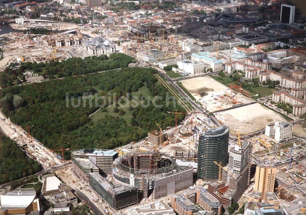 Berlin - Tiergarten aus der Vogelperspektive: Bau des SONY-Centers am Potsdamer Platz in Berlin-Tiergarten.