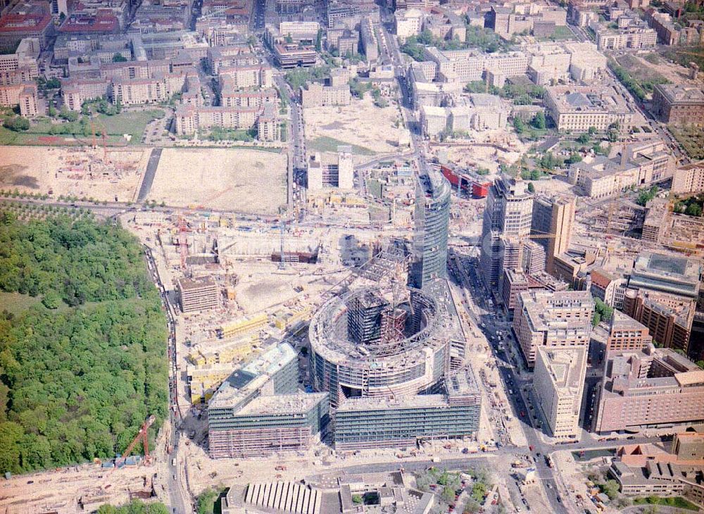 Luftaufnahme Berlin - Tiergarten - Bau des SONY-Centers am Potsdamer Platz in Berlin-Tiergarten.