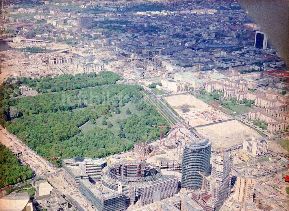 Berlin - Tiergarten von oben - Bau des SONY-Centers am Potsdamer Platz in Berlin-Tiergarten.