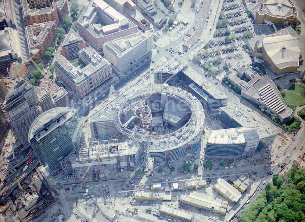 Berlin - Tiergarten aus der Vogelperspektive: Bau des SONY-Centers am Potsdamer Platz in Berlin-Tiergarten.