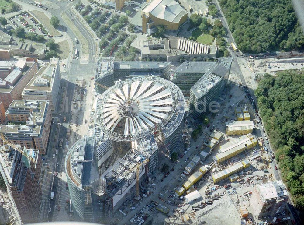 Berlin - Tiergarten aus der Vogelperspektive: Bau des SONY-Centers am Potsdamer Platz in Berlin - Tiergarten.