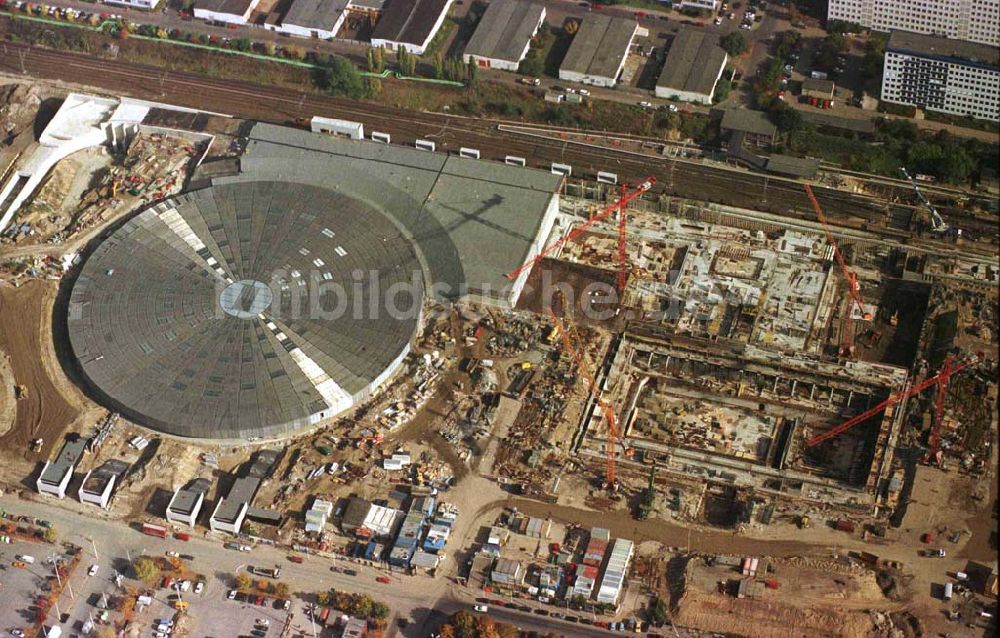 Berlin - Friedrichshain von oben - Bau des Sportkomplexes an der Landsberger Allee durch OSB-Sportstättenbau GmbH 