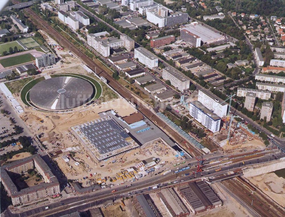 Berlin-Friedrichshain aus der Vogelperspektive: Bau des Sportkomplexes an der Landsberger Allee durch die OSB-Sportstättenbau GmbH