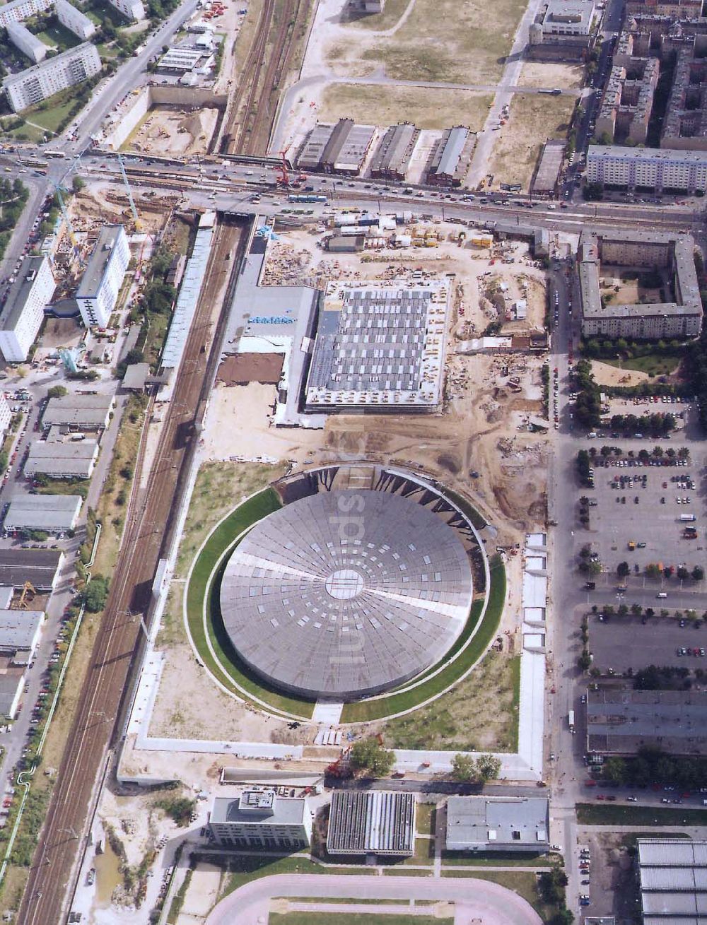 Luftaufnahme Berlin-Friedrichshain - Bau des Sportkomplexes an der Landsberger Allee durch die OSB-Sportstättenbau GmbH