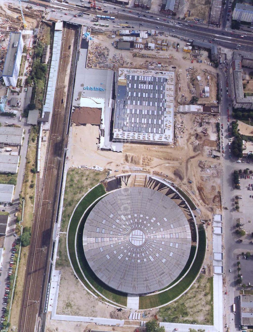 Berlin-Friedrichshain aus der Vogelperspektive: Bau des Sportkomplexes an der Landsberger Allee durch die OSB-Sportstättenbau GmbH