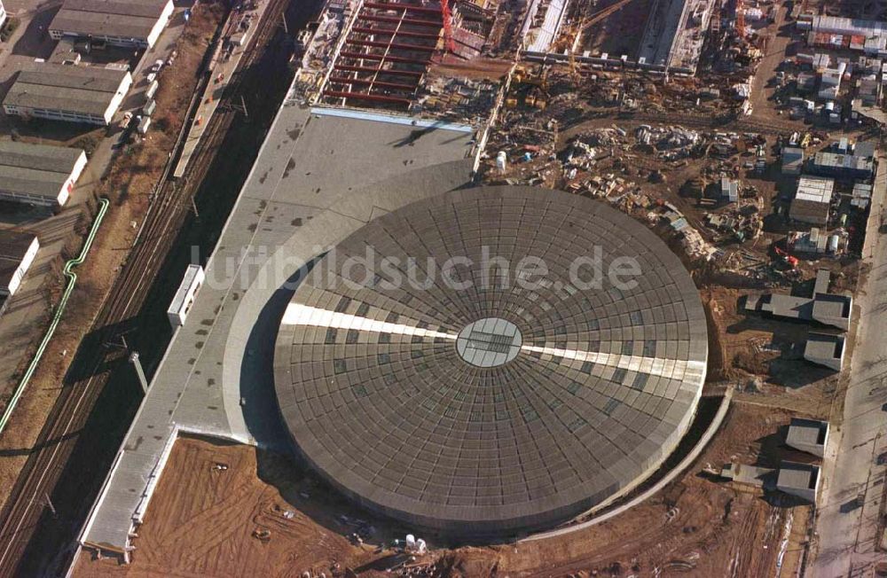 Luftbild Berlin - Friedrichshain - Bau des Sportkomplexes an der Landsberger Allee im Stadtbezirk Berlin-Friedrichshain durch die OSB-Sportstätten GmbH