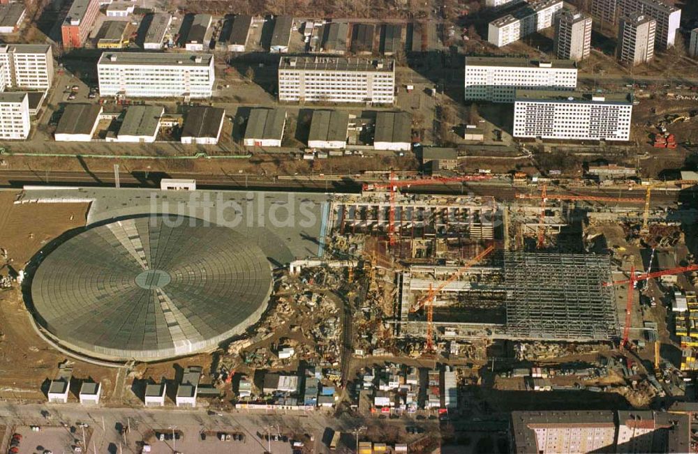 Luftbild Berlin - Friedrichshain - Bau des Sportkomplexes an der Landsberger Allee im Stadtbezirk Berlin-Friedrichshain durch die OSB-Sportstätten GmbH