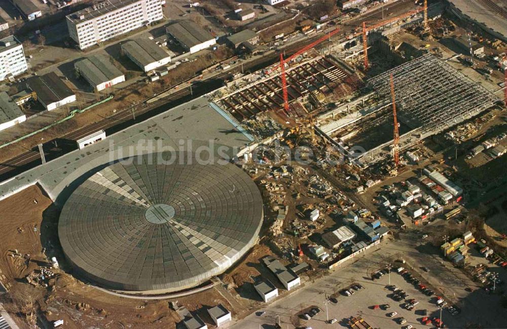 Luftaufnahme Berlin - Friedrichshain - Bau des Sportkomplexes an der Landsberger Allee im Stadtbezirk Berlin-Friedrichshain durch die OSB-Sportstätten GmbH