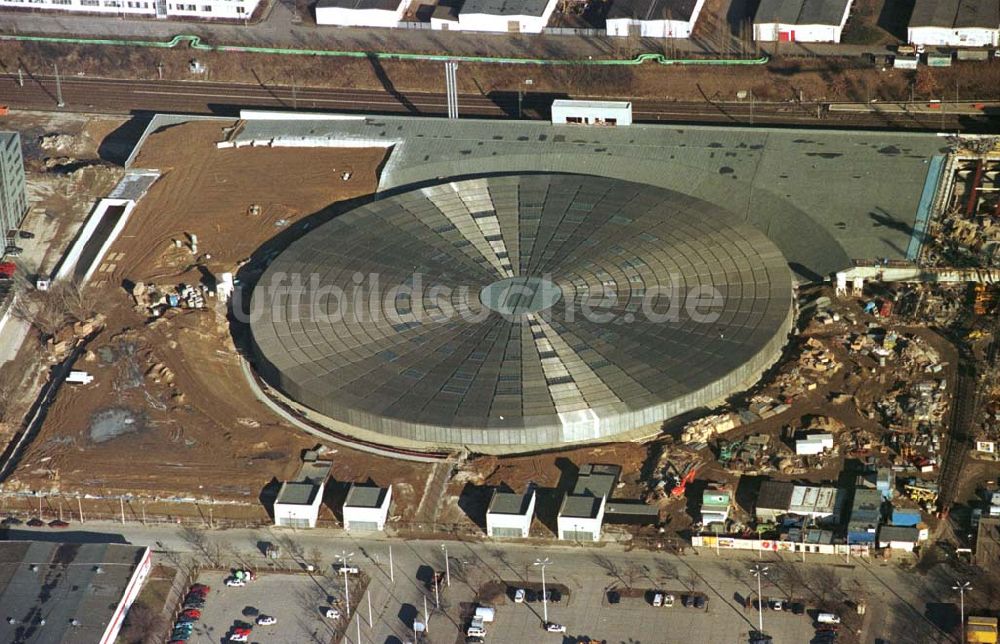 Luftaufnahme Berlin - Friedrichshain - Bau des Sportkomplexes an der Landsberger Allee im Stadtbezirk Berlin-Friedrichshain durch die OSB-Sportstätten GmbH