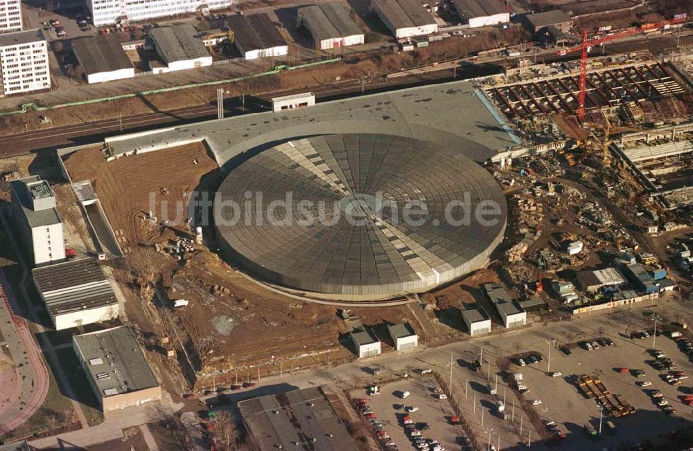 Berlin - Friedrichshain aus der Vogelperspektive: Bau des Sportkomplexes an der Landsberger Allee im Stadtbezirk Berlin-Friedrichshain durch die OSB-Sportstätten GmbH