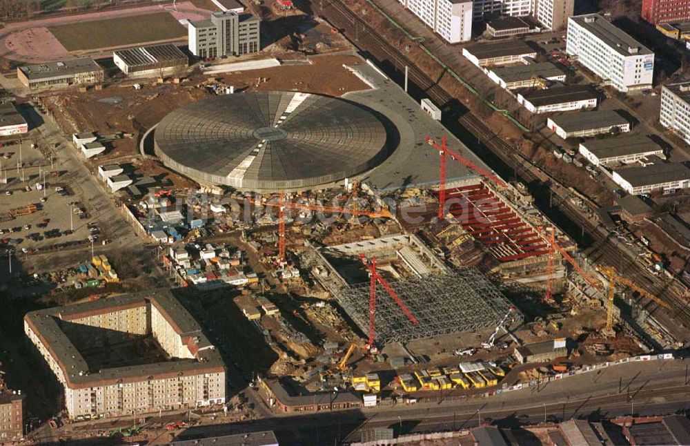 Luftbild Berlin - Friedrichshain - Bau des Sportkomplexes an der Landsberger Allee im Stadtbezirk Berlin-Friedrichshain durch die OSB-Sportstätten GmbH