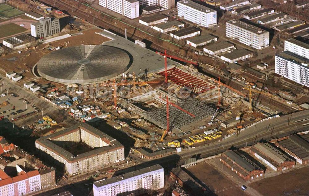 Luftaufnahme Berlin - Friedrichshain - Bau des Sportkomplexes an der Landsberger Allee im Stadtbezirk Berlin-Friedrichshain durch die OSB-Sportstätten GmbH