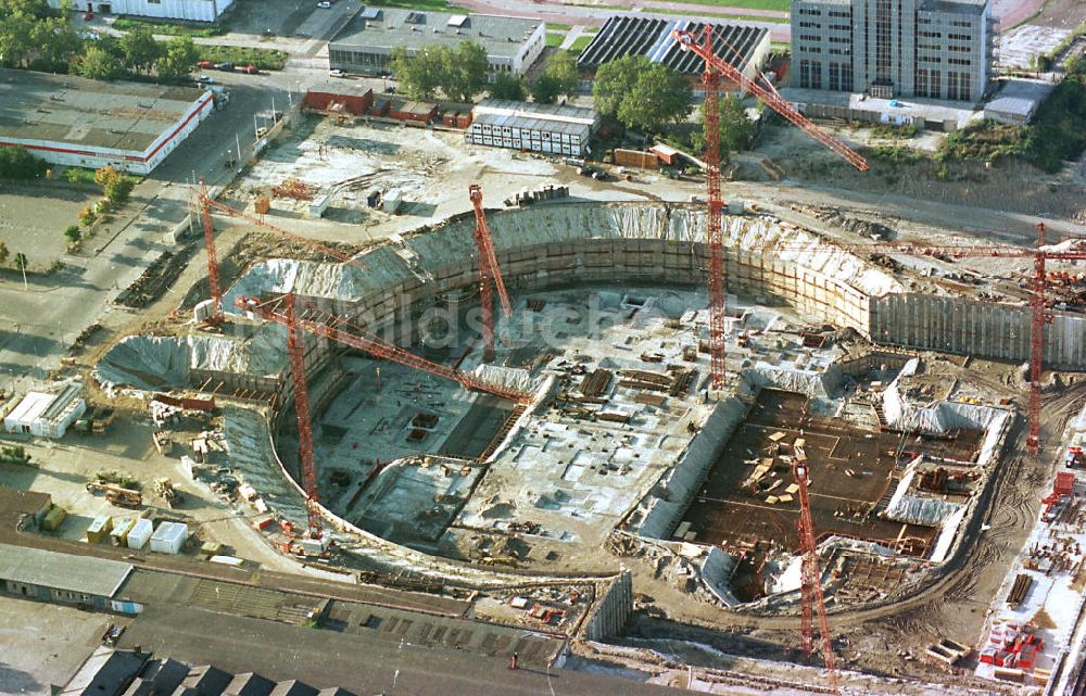 Berlin - Friedrichshain aus der Vogelperspektive: Bau des Sportstättenkomplexes an der Landsberger Allee durch die OSB GmbH.