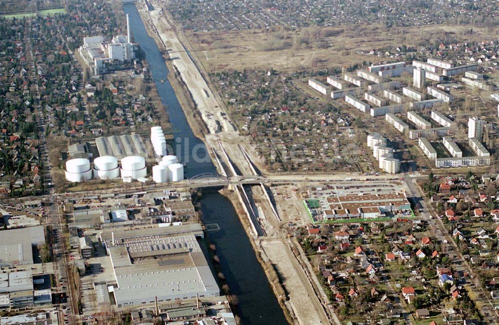 Luftaufnahme Berlin-Johannisthal - Bau der Stadtautobahn am Teltowkanal im Bereich der Stubenrauchstraße zwischen Johannisthal (rechts) und Rudow (links)