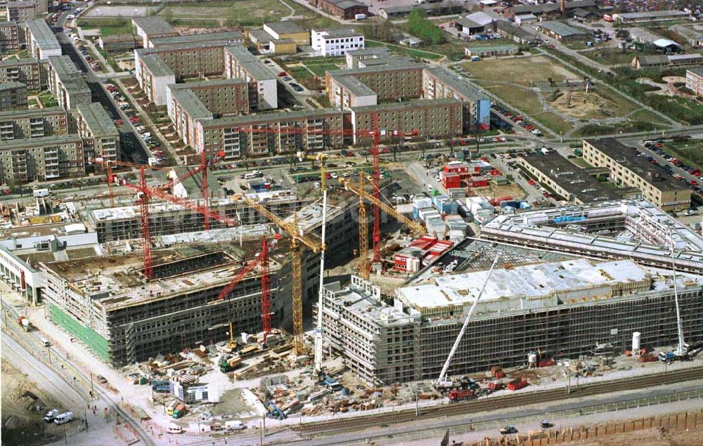 Berlin - Hellersdorf aus der Vogelperspektive: Bau des Stadtteilzentrums Hellersdorf