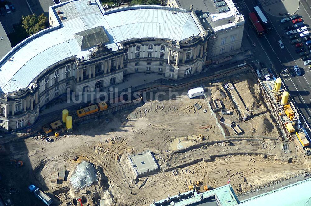 Luftaufnahme Berlin / Mitte - Bau einer Tiefgarage durch die Fa